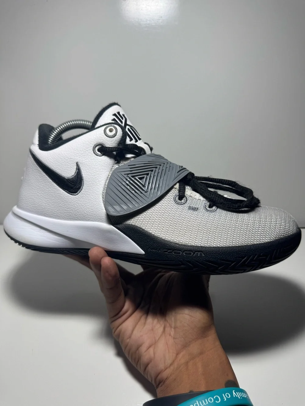 Nike Kyrie Flytrap 3 “White Cool Grey” Men’s Size 7.5